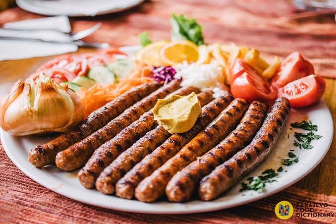 Frisch gegrillte Ćevapi mit Gemüse